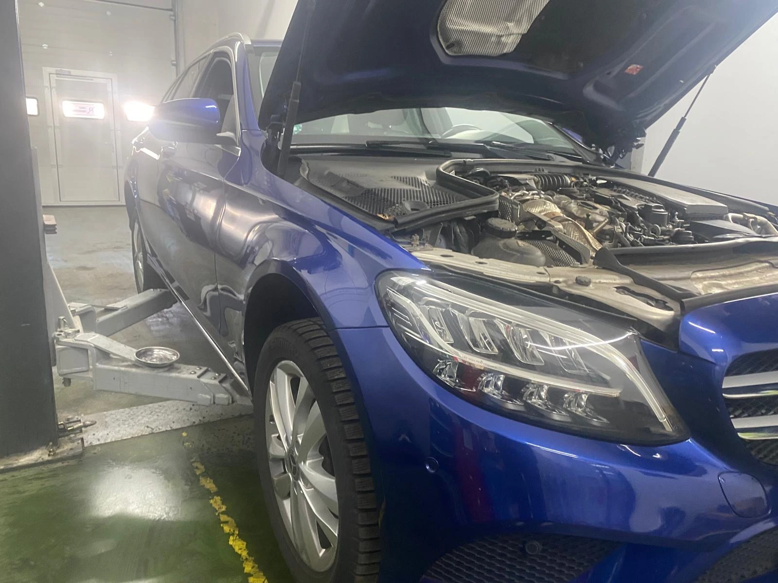 serwis samochodowy Poznań Mercedes na stanowisku w warsztacie Morozovych Ihor